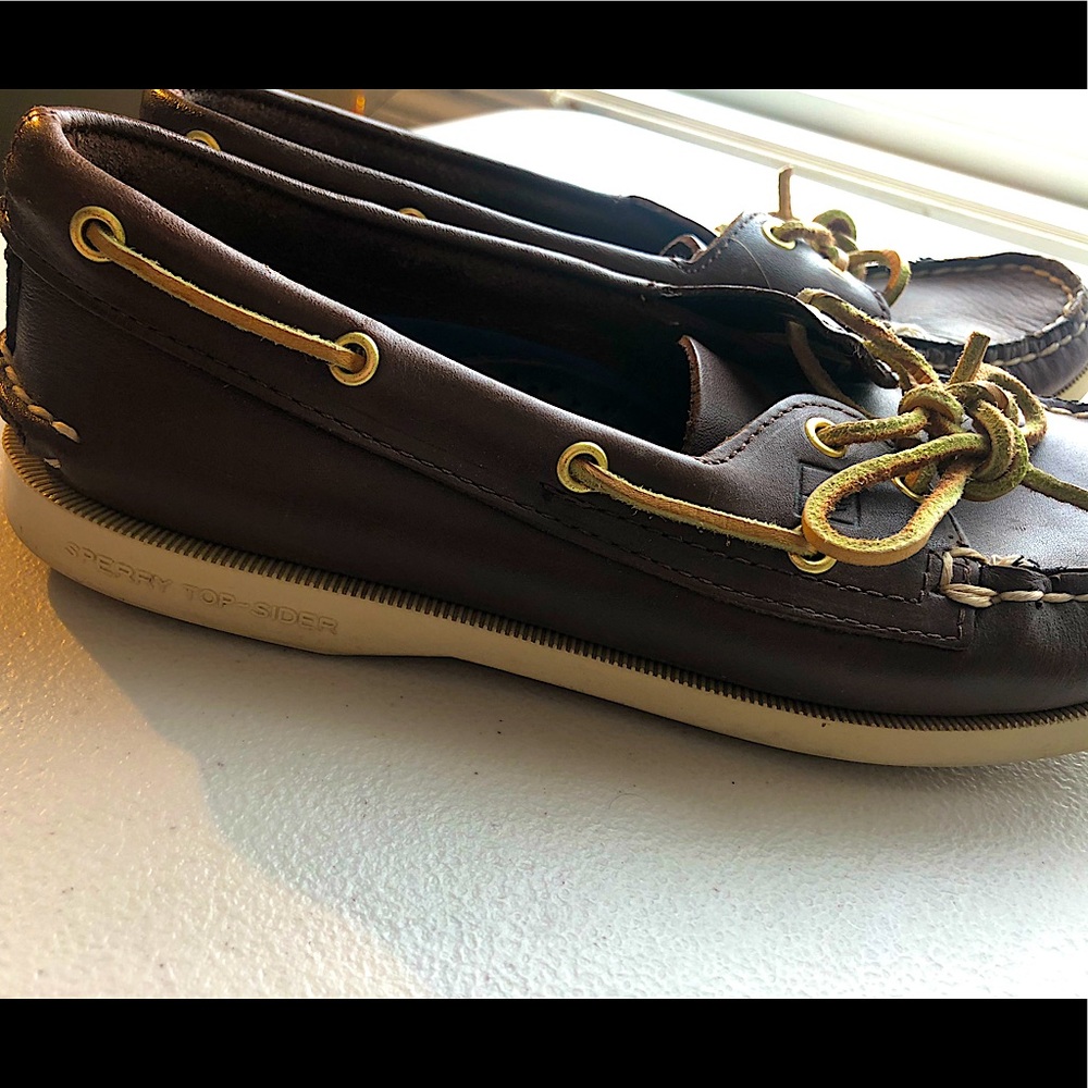 Size 8 brown sperrys !